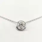 B122V52 Collier solitaire en or gris et diamant (1