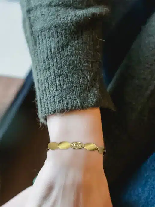 B374V48 Bracelet feuille or jaune brossé